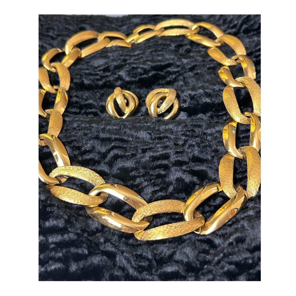 Napier Vintage Gold Tone Textured Oval Link Collar 19" Necklace Earring Set